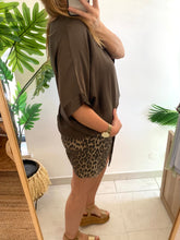 Carregar imagem no visualizador da galeria, Blusa acetinada oversize castanho
