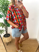 Carregar imagem no visualizador da galeria, Camisa oversize padrão quadrados multicor
