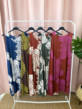 Carregar imagem no visualizador da galeria, Vestido midi malha fria estampa floral
