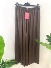 Carregar imagem no visualizador da galeria, Calças pantalonas acetinadas lisas castanho
