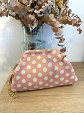Carregar imagem no visualizador da galeria, Clutch malha rosa bolas brancas
