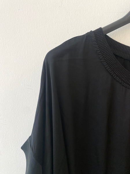 Vestido oversize acetinado preto