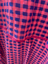 Carregar imagem no visualizador da galeria, Vestido vichy folhos rosa com azul
