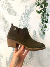 Carregar imagem no visualizador da galeria, Botim camurça kaki Ruika
