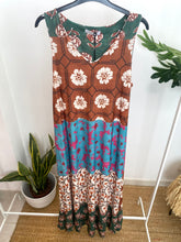 Carregar imagem no visualizador da galeria, Vestido comprido malha fria florzinhas multicor
