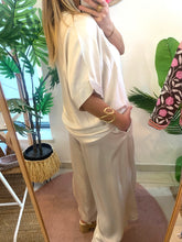 Carregar imagem no visualizador da galeria, Blusa acetinada oversize beje
