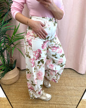 Carregar imagem no visualizador da galeria, Calças baloon estampa flores Lumina

