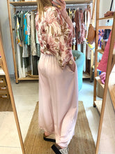Carregar imagem no visualizador da galeria, Blusa/casaco acetinado flores rosa
