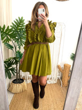 Carregar imagem no visualizador da galeria, Vestido bombazina folhos c/cinto verde oliva

