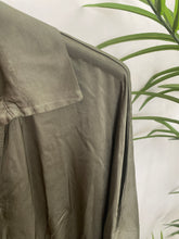 Carregar imagem no visualizador da galeria, Camisa acetinada oversize     Verde seco
