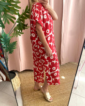 Carregar imagem no visualizador da galeria, Vestido camisa flores vermelho
