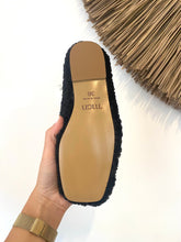 Carregar imagem no visualizador da galeria, Sapato loafer ovelha preto fivela Macarena
