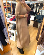 Carregar imagem no visualizador da galeria, Vestido de malha beje
