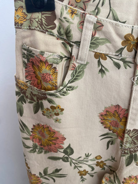 Calças sarja com flores creme