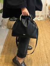 Carregar imagem no visualizador da galeria, Mala preta com alças douradas metálicas Morgan
