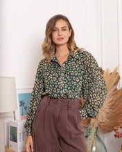 Carregar imagem no visualizador da galeria, Camisa verde estampa animal print
