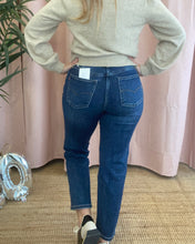 Carregar imagem no visualizador da galeria, Calças ganga escura Mom Fit
