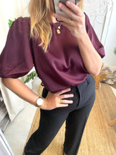 Carregar imagem no visualizador da galeria, Blusa acetinada manga balão bordeaux
