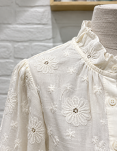 Carregar imagem no visualizador da galeria, Camisa bordado flores creme
