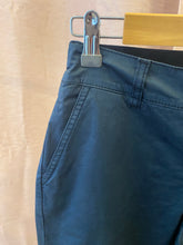 Carregar imagem no visualizador da galeria, Calças Bigzone azul marinho modelo chino com elástico atrás
