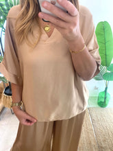 Carregar imagem no visualizador da galeria, Blusa acetinada oversize camel
