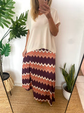Carregar imagem no visualizador da galeria, Saia malha fria zigzag laranja e Bordeaux
