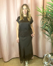 Carregar imagem no visualizador da galeria, Saia acetinada com renda castanho Viellette
