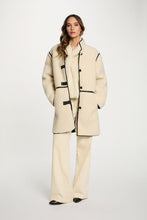 Carregar imagem no visualizador da galeria, Casaco de pêlo branco Morgan
