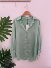 Carregar imagem no visualizador da galeria, Camisa acetinada verde SMF

