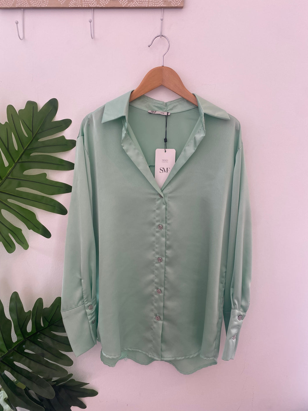 Camisa acetinada verde SMF