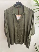 Carregar imagem no visualizador da galeria, Camisa acetinada oversize     Verde seco
