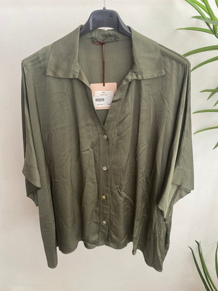 Camisa acetinada oversize     Verde seco