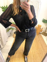 Carregar imagem no visualizador da galeria, Blusa com laçada preto Morgan
