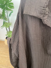 Carregar imagem no visualizador da galeria, Vestido camisa crepe castanho
