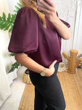 Carregar imagem no visualizador da galeria, Blusa acetinada manga balão bordeaux

