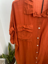 Carregar imagem no visualizador da galeria, Vestido camisa liso estampado com bolso cenoura
