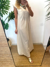 Carregar imagem no visualizador da galeria, Vestido liso alça larga franzida creme
