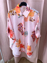 Carregar imagem no visualizador da galeria, Camisa vichy flores multicor
