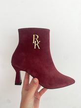 Carregar imagem no visualizador da galeria, Botim camurça logo bordeaux Ruika

