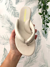 Carregar imagem no visualizador da galeria, Chinelo acolchoado cru Cubanas
