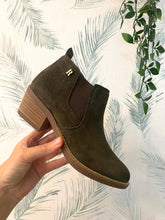 Carregar imagem no visualizador da galeria, Botim camurça kaki Ruika
