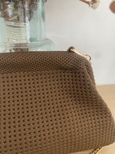 Carregar imagem no visualizador da galeria, Clutch malha lisa castanho
