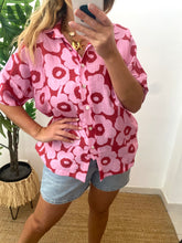 Carregar imagem no visualizador da galeria, Camisa oversize padrão flores rosa
