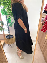Carregar imagem no visualizador da galeria, Vestido oversize acetinado preto
