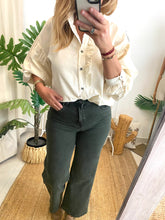 Carregar imagem no visualizador da galeria, Camisa bombazina folhinho pérola
