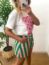 Carregar imagem no visualizador da galeria, T-shirt branca sardinhas com tomate rosa

