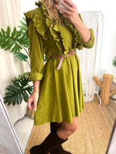 Carregar imagem no visualizador da galeria, Vestido bombazina folhos c/cinto verde oliva
