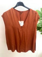 Carregar imagem no visualizador da galeria, Blusa acetinada oversize telha
