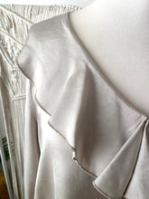 Carregar imagem no visualizador da galeria, Blusa acetinada folhos beje
