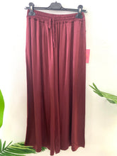 Carregar imagem no visualizador da galeria, Calças pantalonas acetinadas lisas bordeaux
